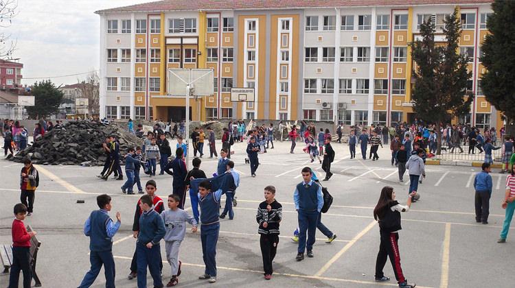 24 Nisan okullar tatil mi? Pazartesi yoklama alınacak mı?