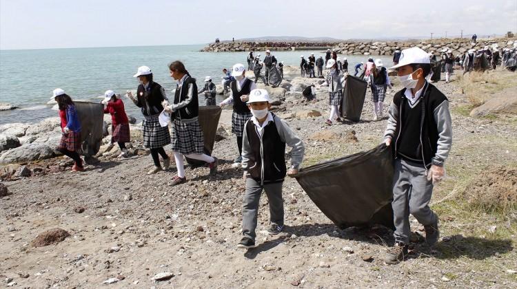 Ercişli öğrenciler, Van Gölü sahilinde temizlik yaptı