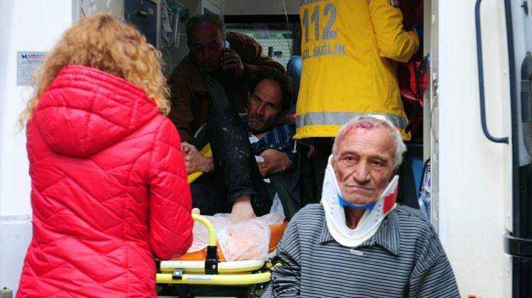 Antalya'da kereste yüklü traktör devrildi: 3 yaralı