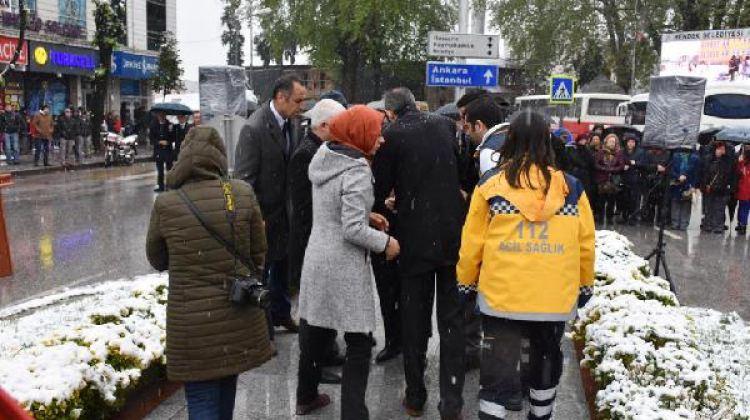 Çelenk koymak istedi, hastanelik oldu
