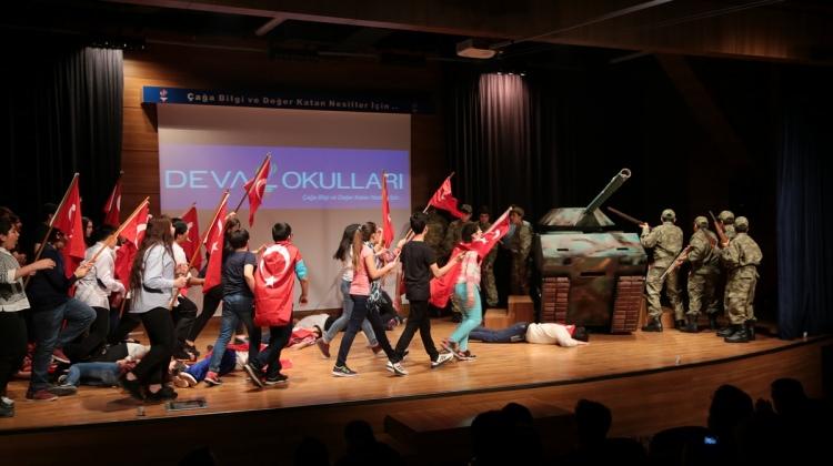 Gaziantepli öğrenciler, 15 Temmuz darbe girişimini sahneledi