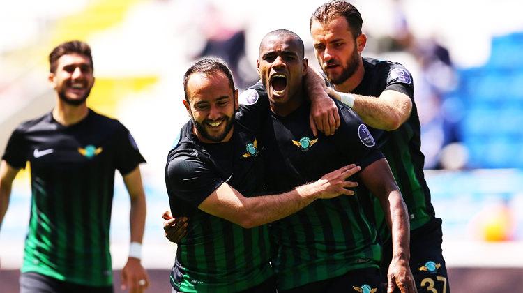 Akhisar ikinci yarı açıldı! Rahatlatan 3 puan