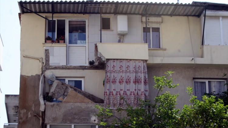İzmir'de balkon çöktü: 3 yaralı