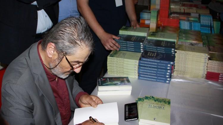 Gazeteci yazar Albayrak kitaplarını imzaladı