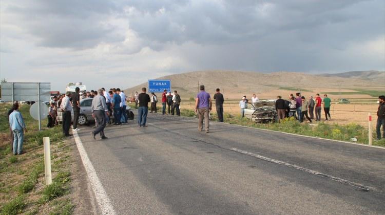 Konya'da iki otomobil çarpıştı: 10 yaralı