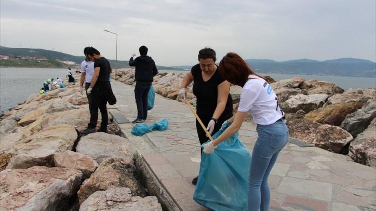 Bandırma'da doğaseverler sahil temizliği yaptı