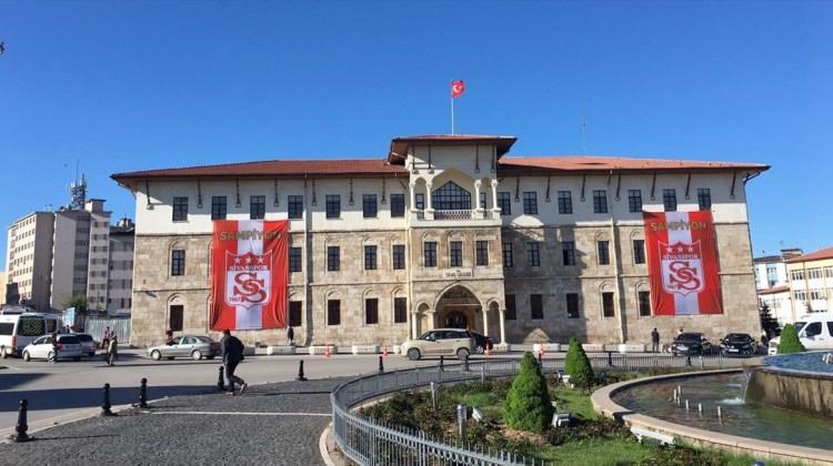 Valilik binasına Sivasspor bayrakları asıldı
