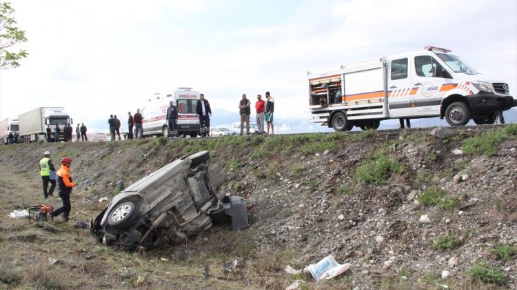 Erzincan'da tır ile otomobil çarpıştı: 2 ölü, 3 yaralı