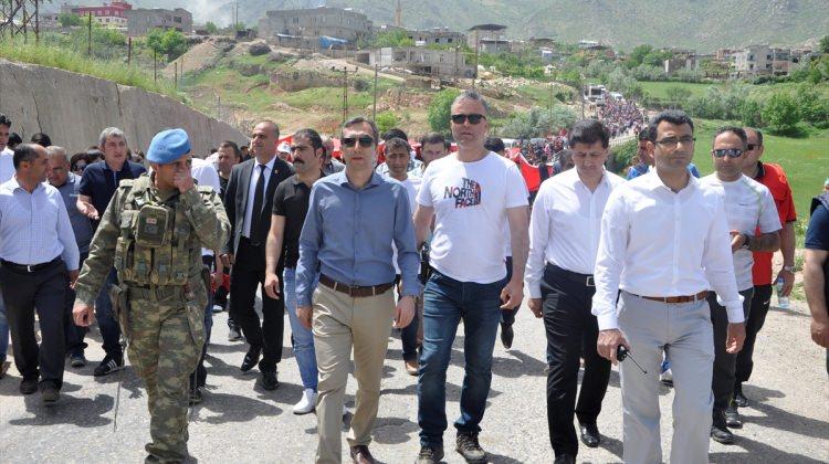 Eruh'ta Türk bayrakları ile "gençlik yürüyüşü"