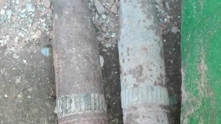 Manisa'da toprağa gömülü top mermileri bulundu