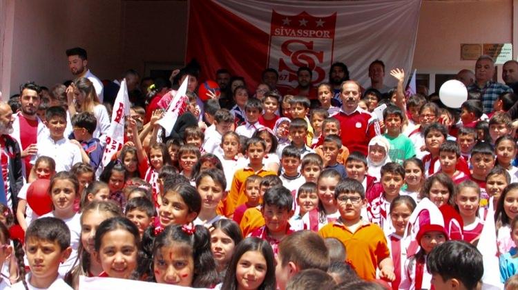 Sivassporlu futbolcular, öğrencilerle buluştu