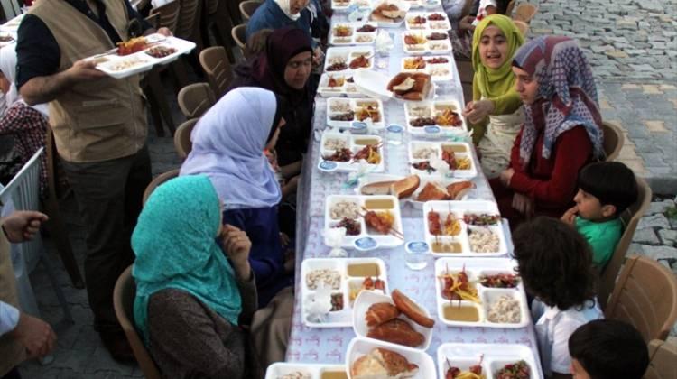 Hatay'da Türkmen yetimler için iftar programı