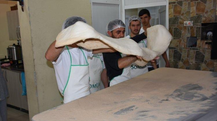 Amasya'da 3 metre 90 santimetrelik ramazan pidesi