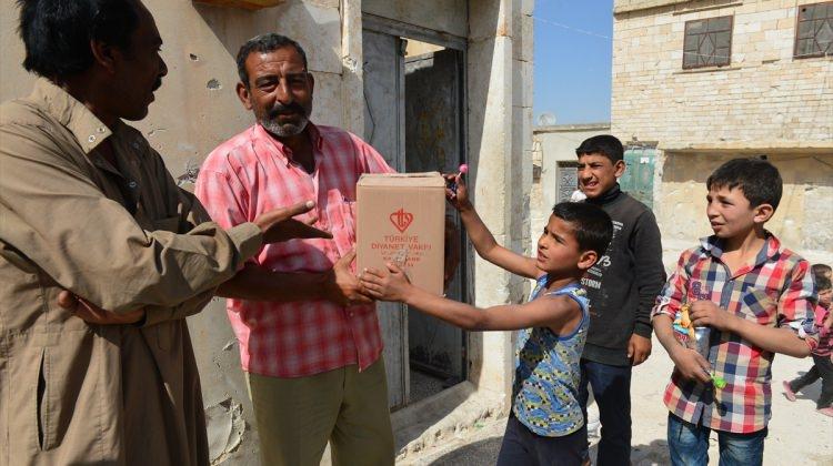 TDV Suriye'de ramazan kolisi dağıttı