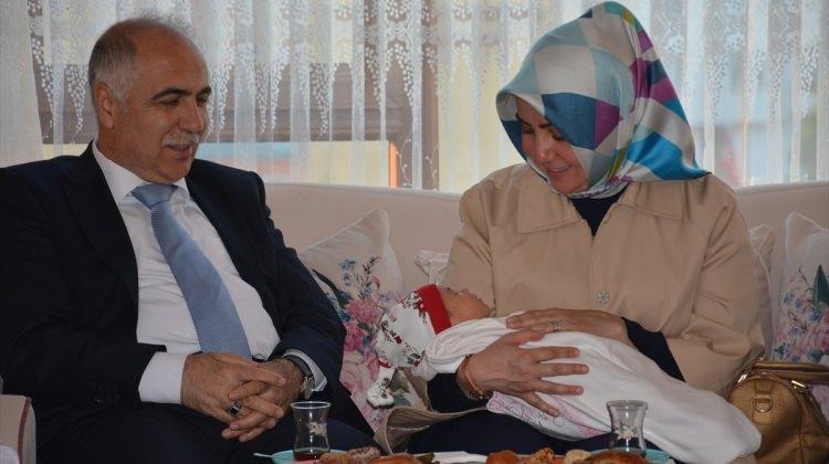 Vali Karahan şehit ailesini ziyaret etti