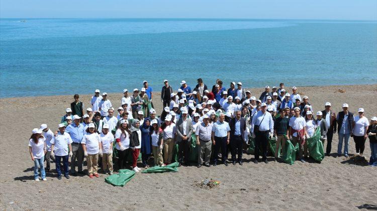 Öğrenciler Akçakoca sahilini temizledi
