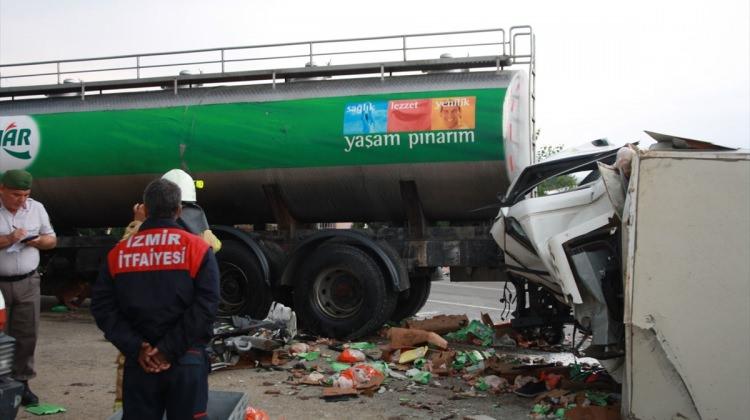 İzmir'de trafik kazası: 1 ölü, 2 yaralı