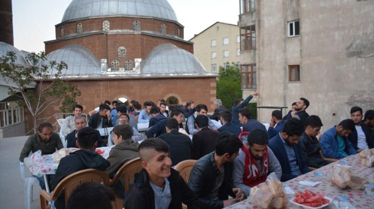 Tatvan'da 300 kişilik iftar sofrası