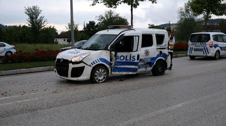 Polis aracı aydınlatma direğine çarptı: 1 yaralı