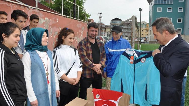 Ereğli Belediyespor'da spor malzemesi dağıtımı
