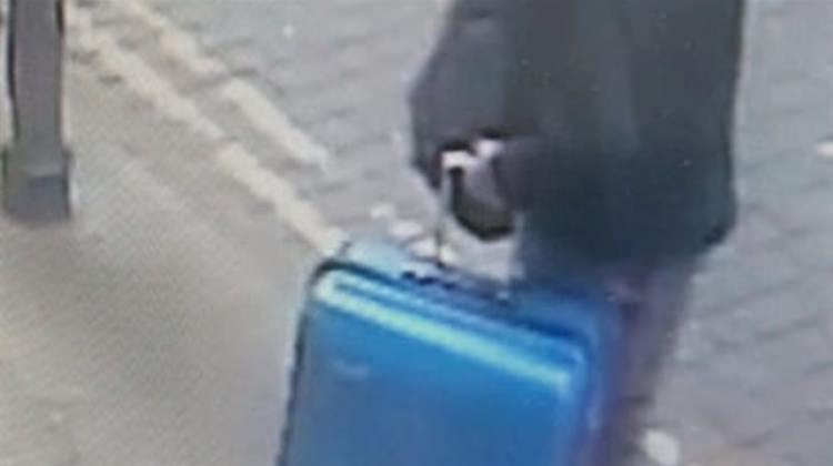 İngiltere mavi bavulun peşinde! Her yerde aranıyor
