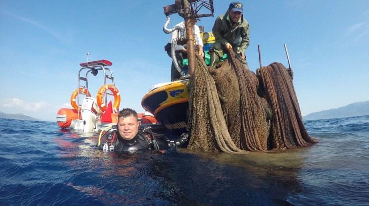 Deniz yaşamını tehdit eden balıkçı ağı çıkarıldı