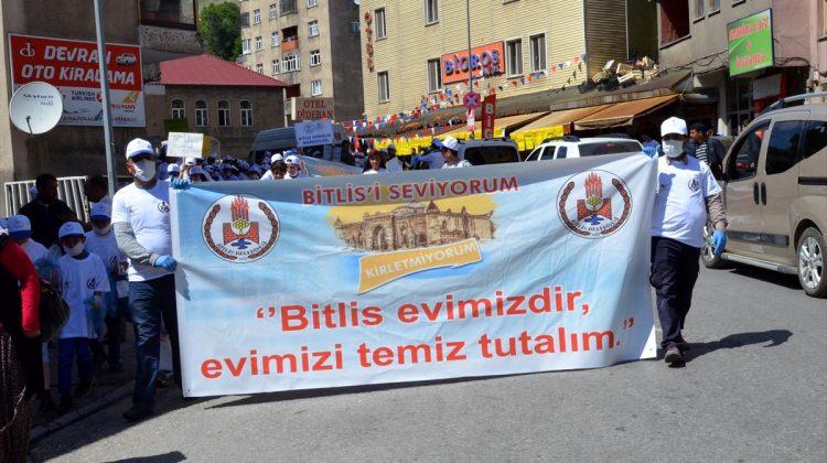 Bitlis'te 400 öğrenci kent merkezinde çevre temizliği yaptı