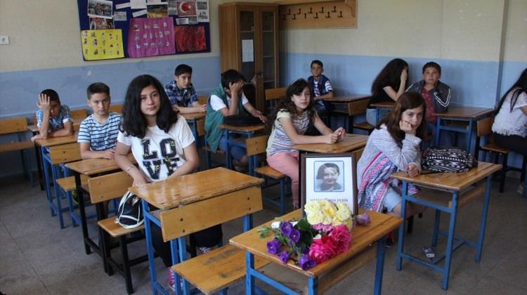 Küçük Hatice Kübra'nın okulunda buruk karne töreni