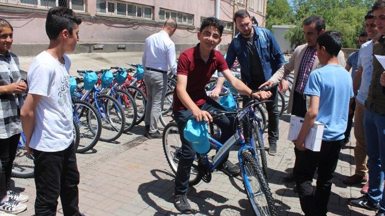 Güroymaklı başarılı öğrenciler bisikletle ödüllendirildi