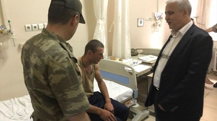 Vali Güvençer hastanede askerleri ziyaret etti