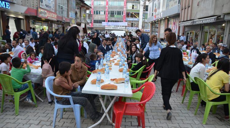 VEDAŞ Yüksekova'da bin kişiye iftar yemeği verdi