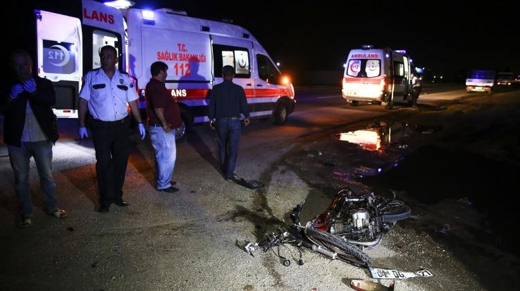 Kamyon motosiklete çarptı: 2 ölü 1 yaralı