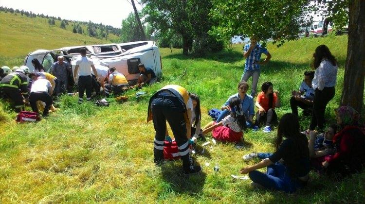 Kütahya'da minibüs devrildi: 10 yaralı