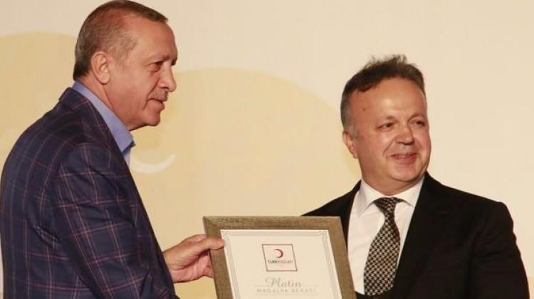 Madalyasını Cumhurbaşkanı Erdoğan'dan aldı