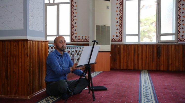 Çarşıda da camide de resim merakından vazgeçmiyor
