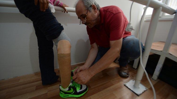 Suriyeli Fıtta'nın "protez" bacakla bayram sevinci