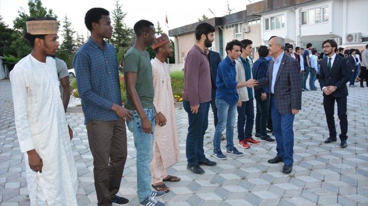 Vali Peynircioğlu'ndan TÜGVA'lı gençlere iftar