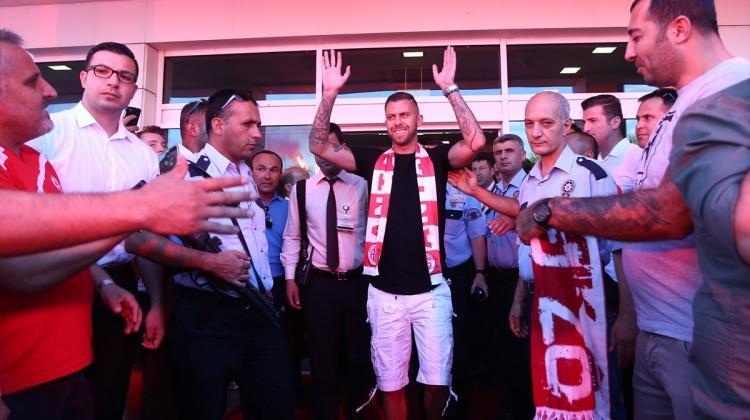Antalyaspor'da Menez'e coşkulu karşılama