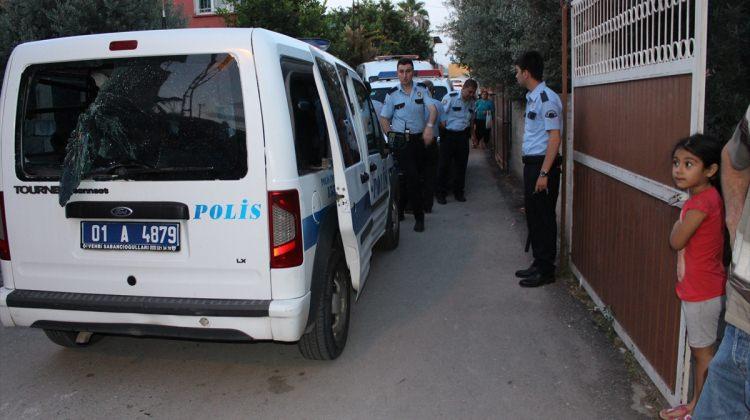 Adana'da polis aracına taşlı saldırı