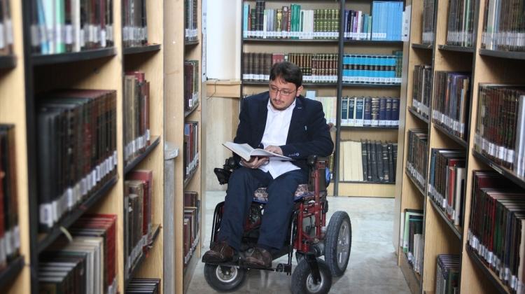 Engelli genç okuma azmiyle örnek oluyor
