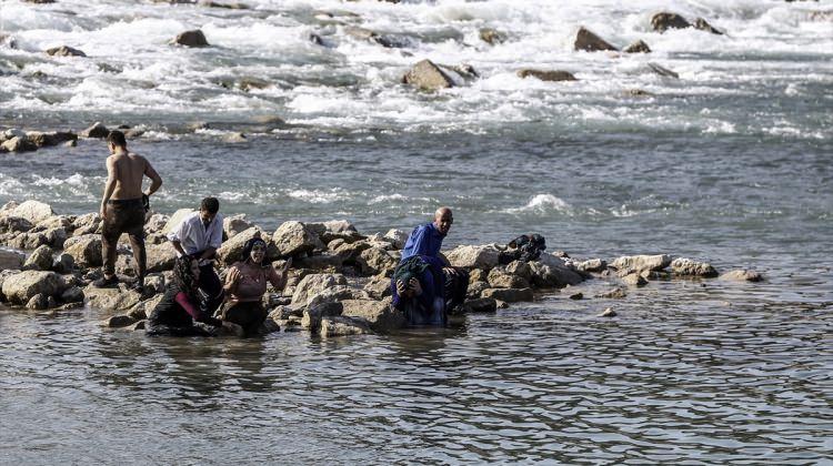 Seyhan Nehri'ne giren iki kardeş boğuldu