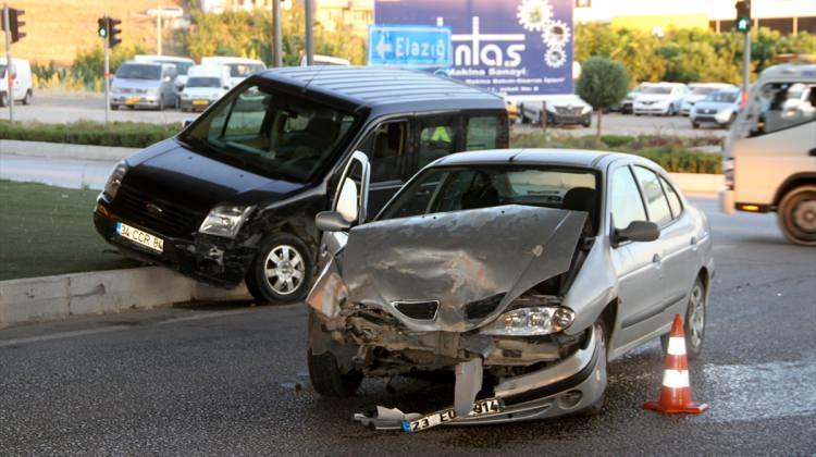 Elazığ'da trafik kazaları: 1 ölü, 9 yaralı