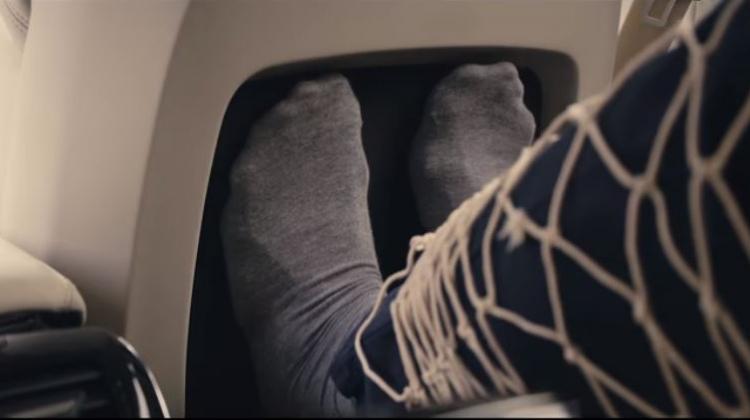 L&uuml;ks&uuml; abarttılar! Ayak masajı yapan otomobil