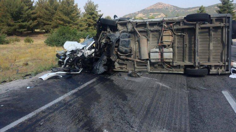 Burdur'da karavanla otomobil çarpıştı: 9 yaralı