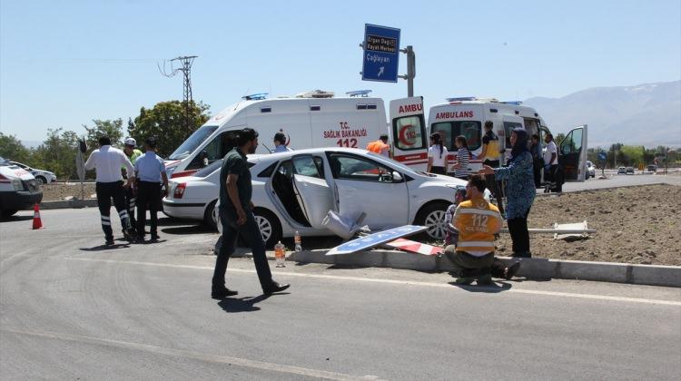 Erzincan'da iki otomobil çarpıştı: 10 yaralı