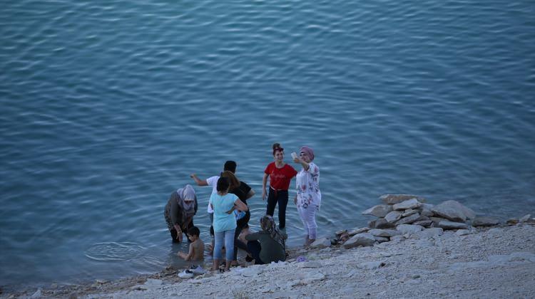 Sıcaktan bunalanlar Atatürk Barajı'na akın etti