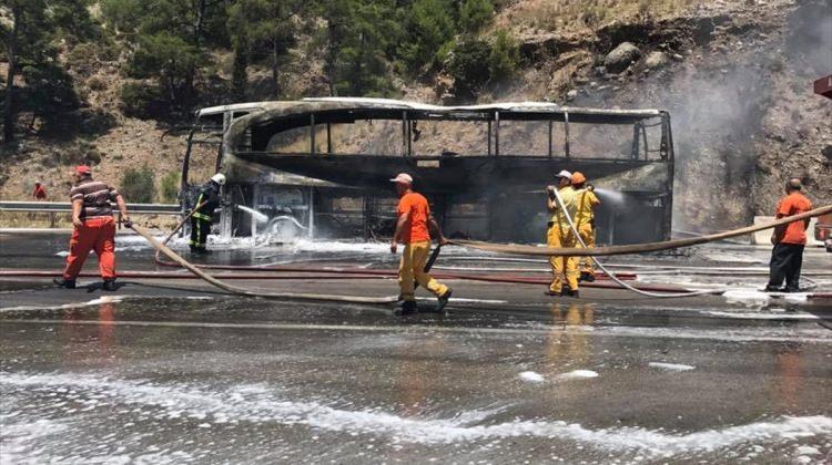 Antalya-Isparta karayolunda otobüs yandı