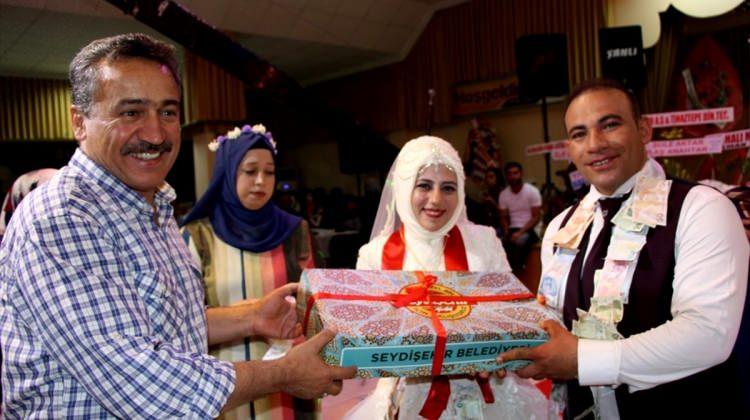 Seydişehir Belediyesinden evlenen çiftlere hediye