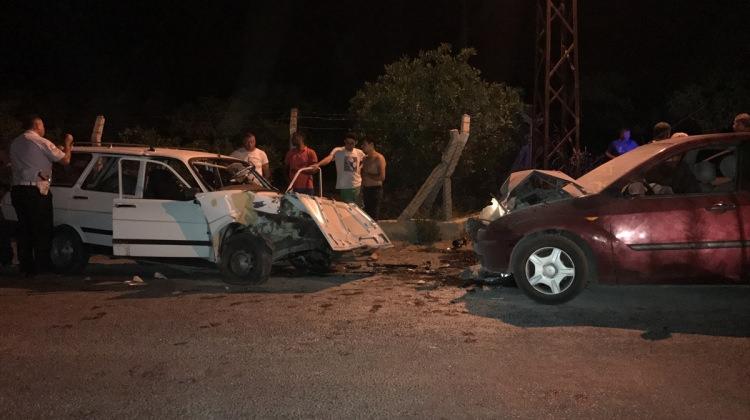 İzmir'de iki otomobil çarpıştı: 1 ölü, 3 yaralı