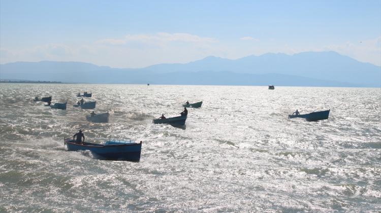 Balıkçı tekneleri "demokrasi" için yarıştı